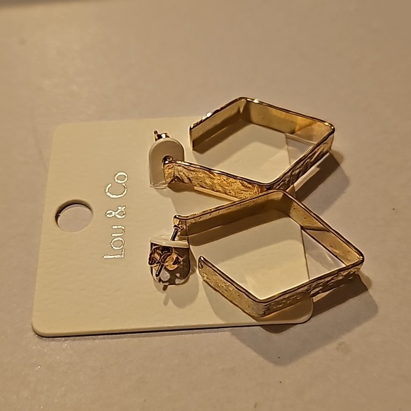 LOU & CO NWT Hammered gold, diamond shaped geometric earrings - Picture 4 of 8